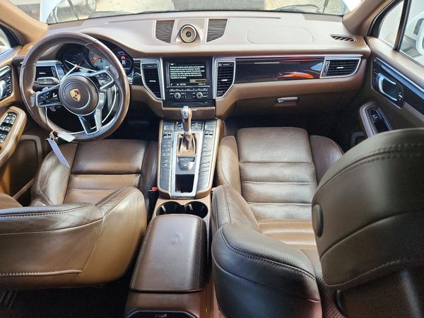 2016 PORSCHE MACAN