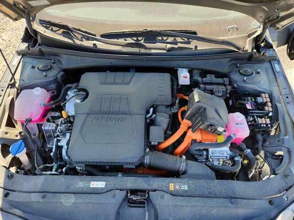 2025 HYUNDAI ELANTRA Blue, SEL Sport — Engine bay