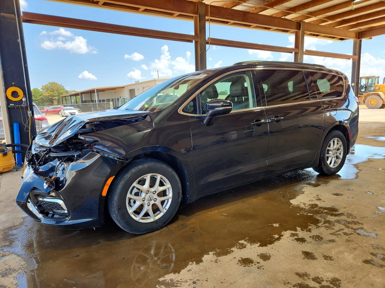 2022 CHRYSLER PACIFICA Touring L — Front 3/4