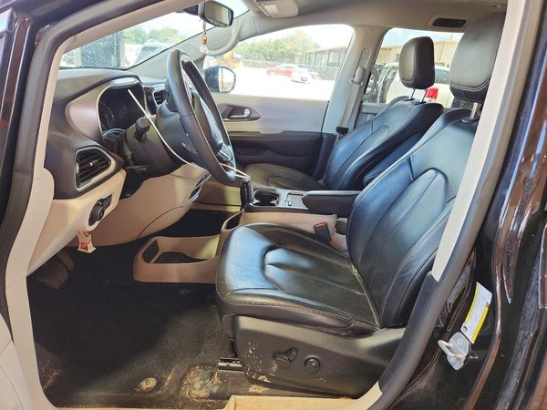 2022 CHRYSLER PACIFICA Touring L — DENT
