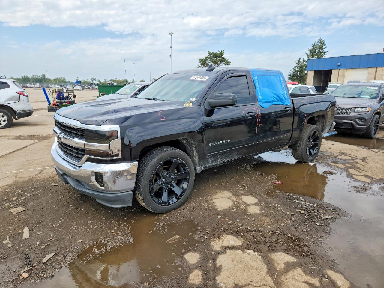 2017 CHEVROLET SILVERADO LT — Front 3/4