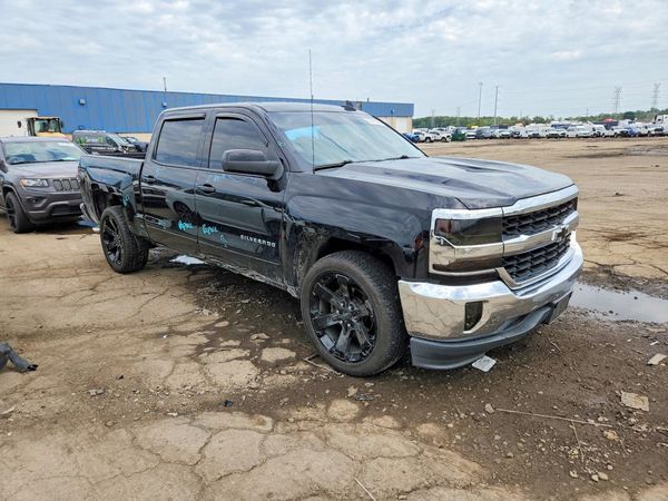 2017 CHEVROLET SILVERADO LT — Passenger 3/4