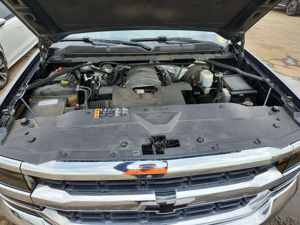 2017 CHEVROLET SILVERADO LT — Engine bay