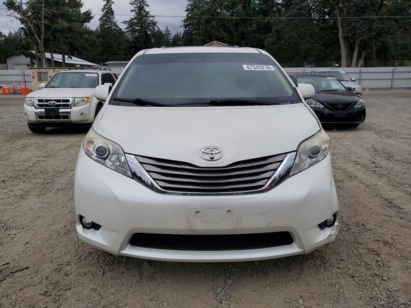 2017 TOYOTA SIENNA