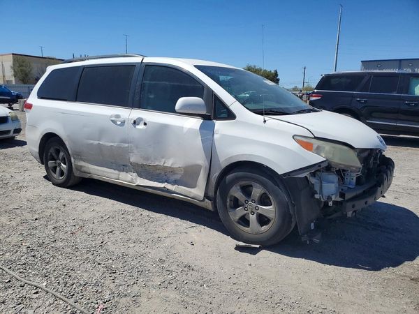 2012 TOYOTA SIENNA
