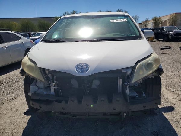 2012 TOYOTA SIENNA