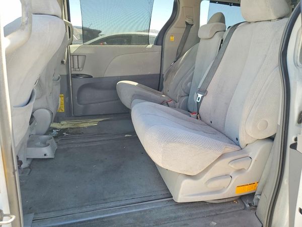 2012 TOYOTA SIENNA