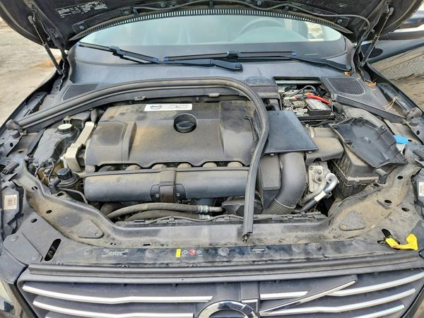 2014 VOLVO XC60 — Engine bay