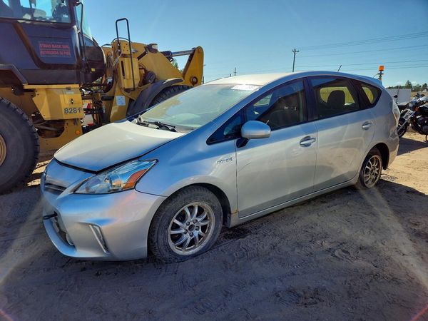 2014 TOYOTA PRIUS — Front 3/4