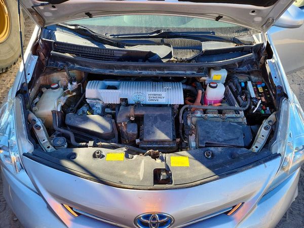 2014 TOYOTA PRIUS — Engine bay
