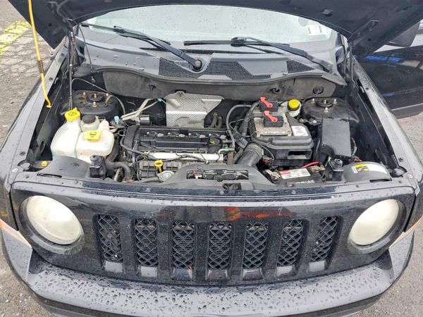 2014 JEEP PATRIOT Latitude — Engine bay