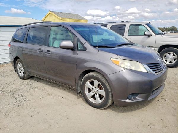 2012 TOYOTA SIENNA — Passenger 3/4
