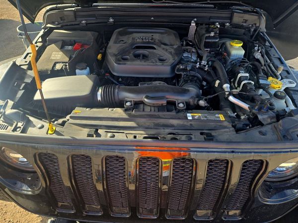 2022 JEEP WRANGLER UNLIMITED Unlimited Sahara — Engine bay