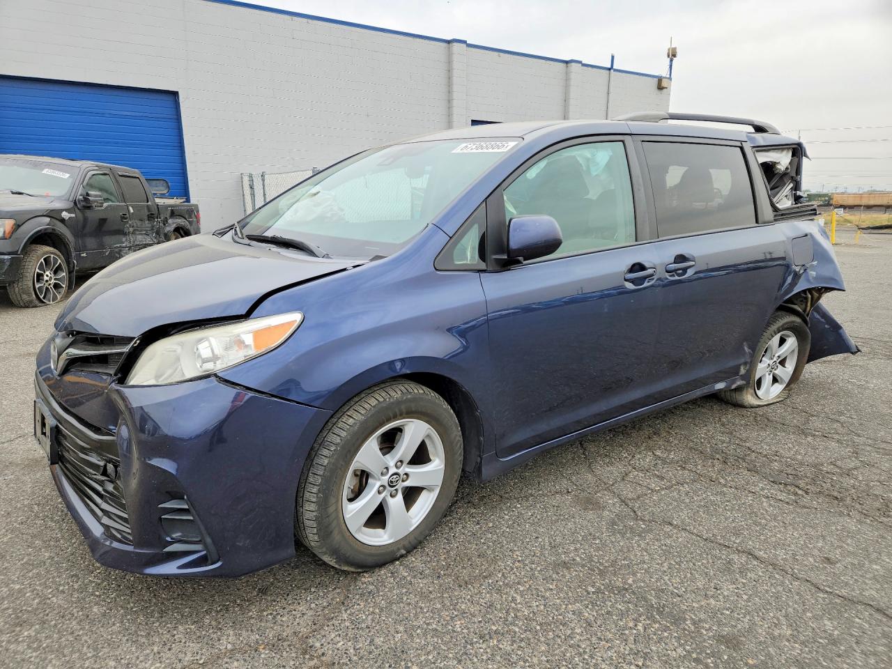 2018 TOYOTA SIENNA LE — Front 3/4