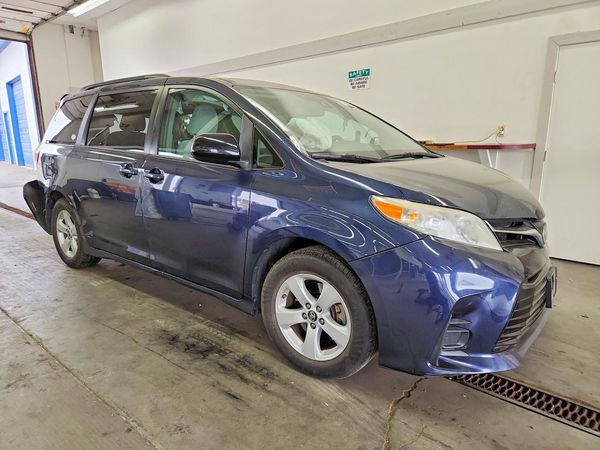 2018 TOYOTA SIENNA LE — Passenger 3/4