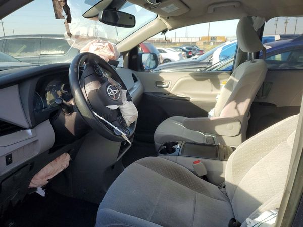 2018 TOYOTA SIENNA LE — DENT