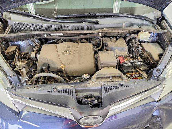 2018 TOYOTA SIENNA LE — Engine bay