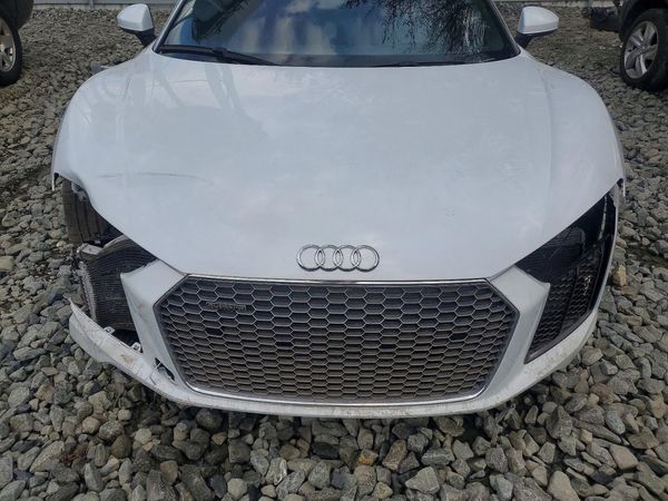 2020 AUDI R8 V10 quattro — Engine bay