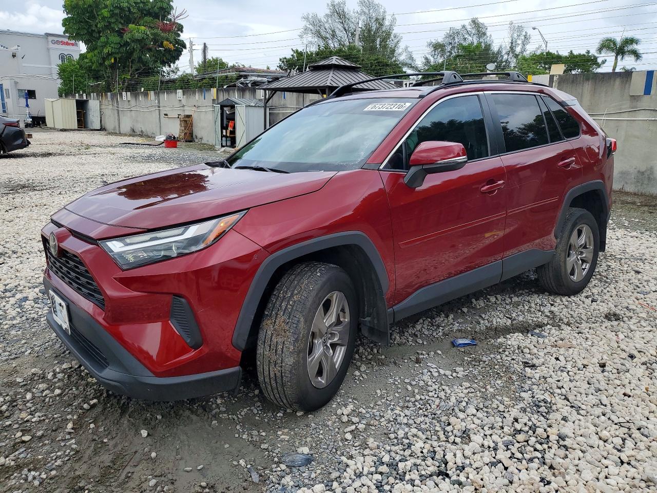 2022 TOYOTA RAV4 XLE — Front 3/4