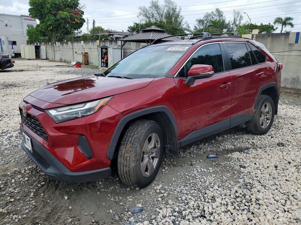 2022 TOYOTA RAV4 XLE — Front 3/4