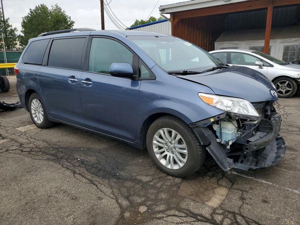 2017 TOYOTA SIENNA