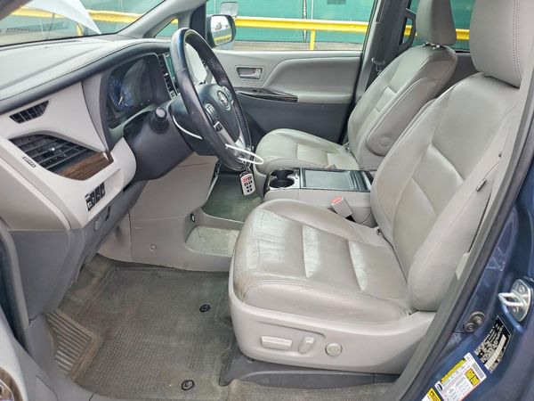 2017 TOYOTA SIENNA