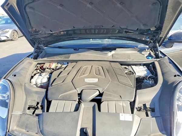 2021 PORSCHE CAYENNE Coupe — Engine bay