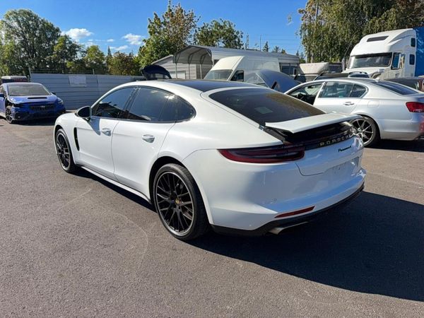 2017 PORSCHE PANAMERA Base (2WD), 4 (4WD)