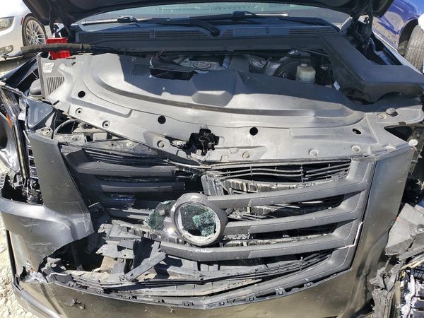 2015 CADILLAC ESCALADE Premium — Engine bay