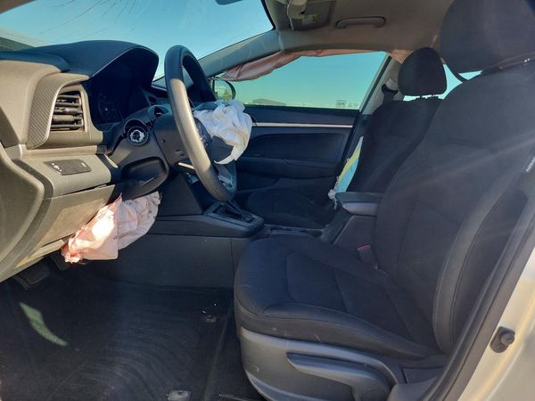 2019 HYUNDAI ELANTRA SE — DENT