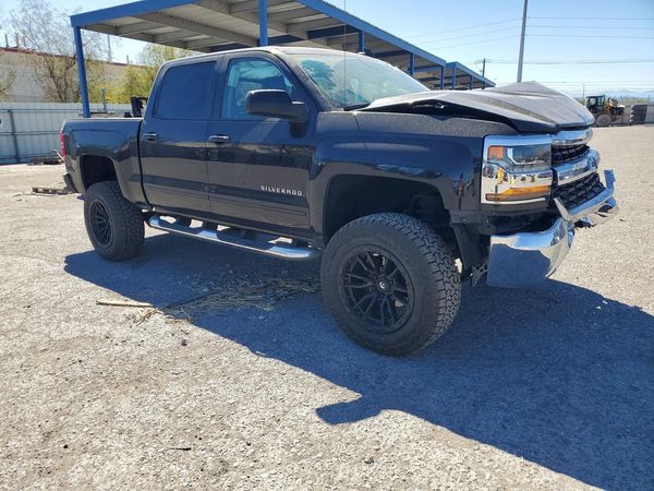 2017 CHEVROLET SILVERADO LT — Passenger 3/4