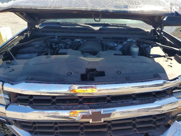 2017 CHEVROLET SILVERADO LT — Engine bay