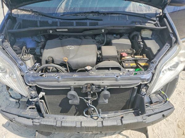 2018 TOYOTA SIENNA — Engine bay