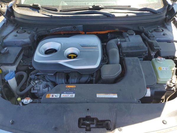 2016 HYUNDAI SONATA GLS (Middle) — Engine bay