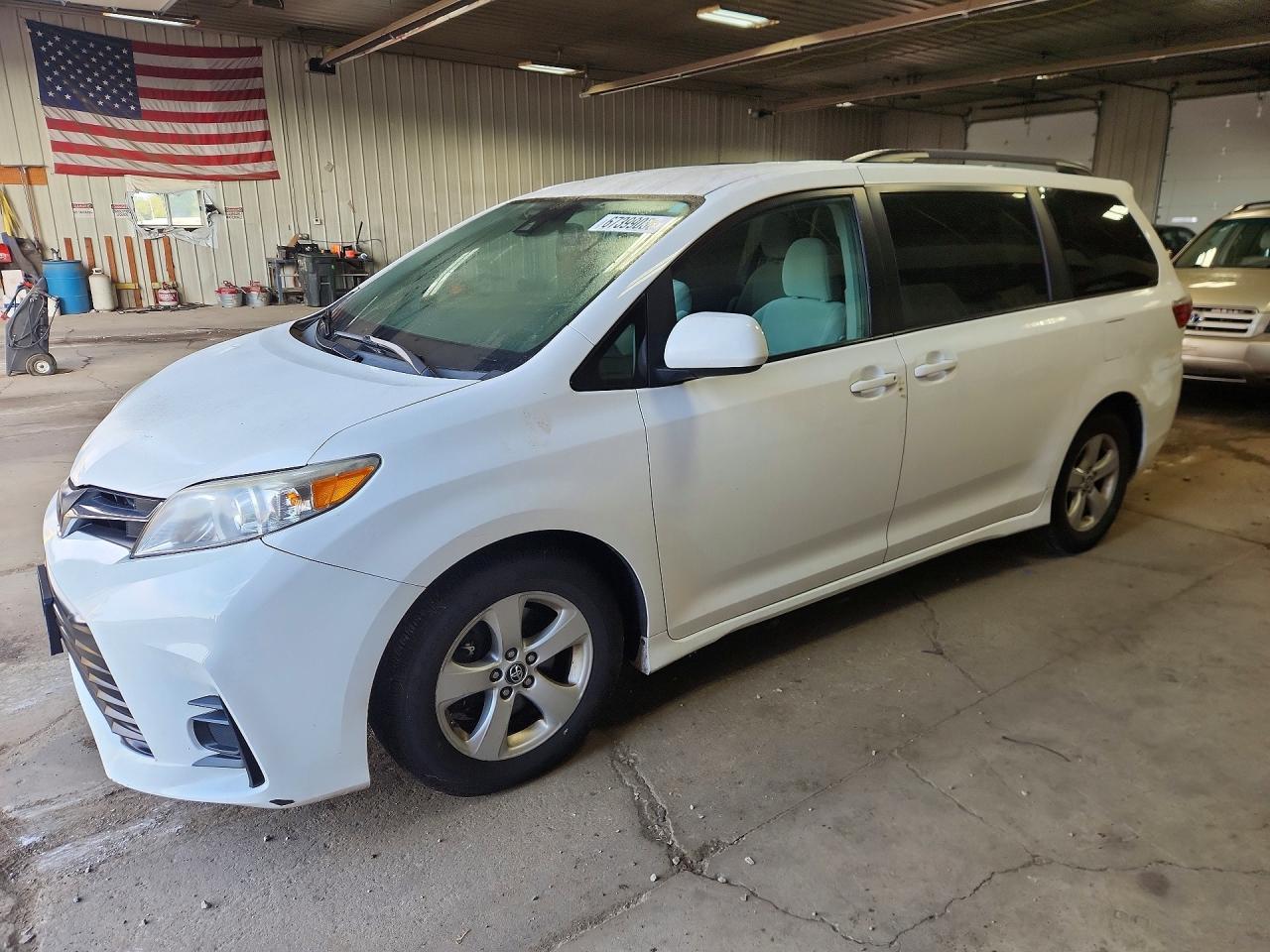 2018 TOYOTA SIENNA LE
