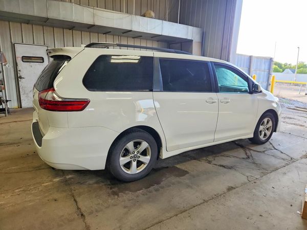 2018 TOYOTA SIENNA LE