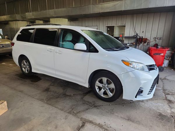 2018 TOYOTA SIENNA LE