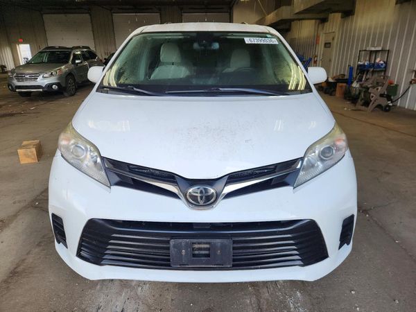 2018 TOYOTA SIENNA LE