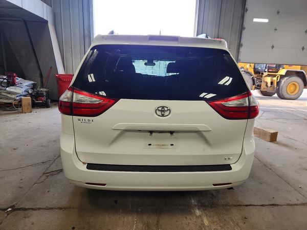 2018 TOYOTA SIENNA LE