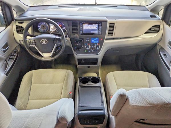 2018 TOYOTA SIENNA LE