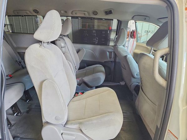 2018 TOYOTA SIENNA LE