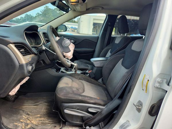 2016 JEEP CHEROKEE Sport — DENT