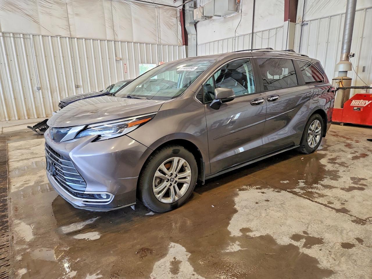 2023 TOYOTA SIENNA Platinum — Front 3/4