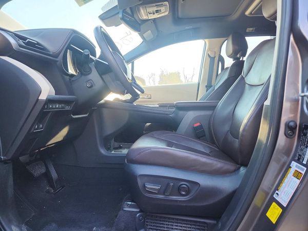 2023 TOYOTA SIENNA Platinum — DENT