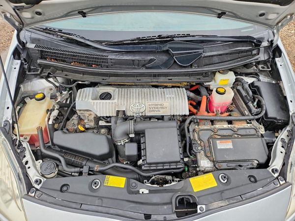 2013 TOYOTA PRIUS — Engine bay
