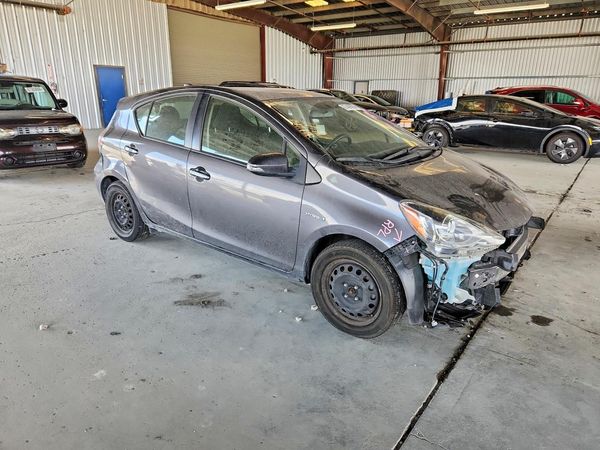 2015 TOYOTA PRIUS — Passenger 3/4