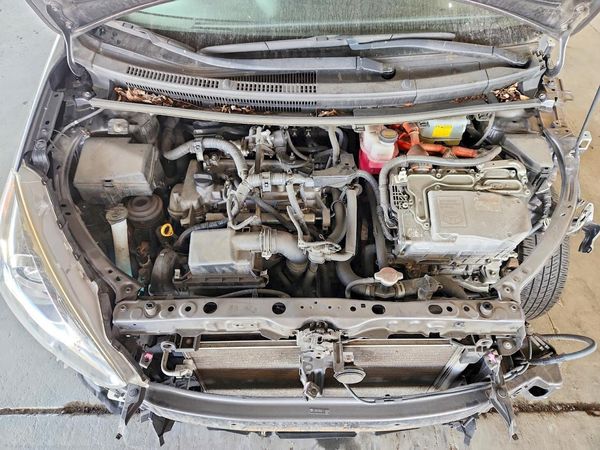 2015 TOYOTA PRIUS — Engine bay