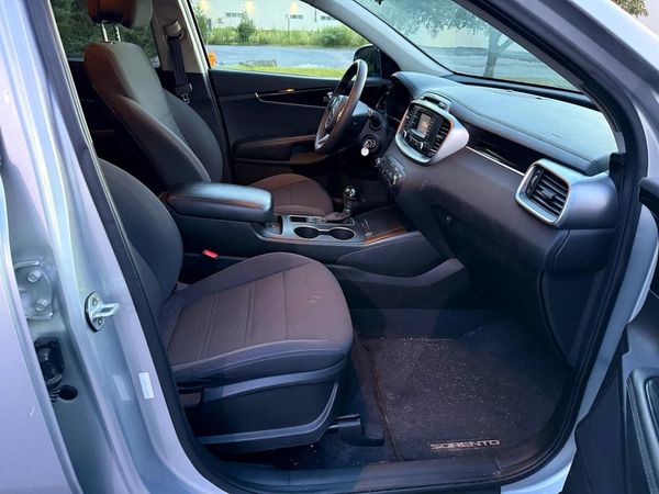 2016 KIA SORENTO L / LX