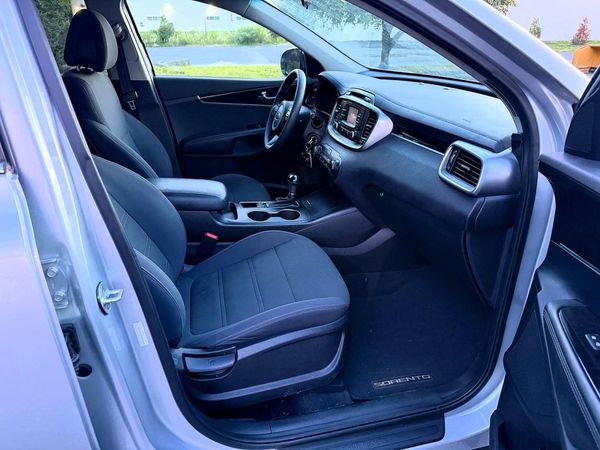 2016 KIA SORENTO L / LX