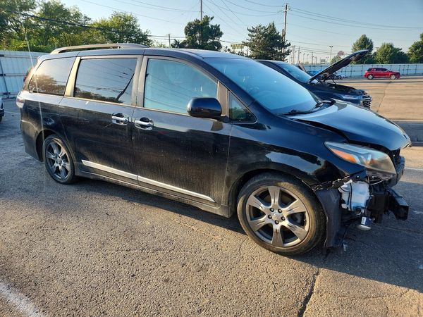 2017 TOYOTA SIENNA